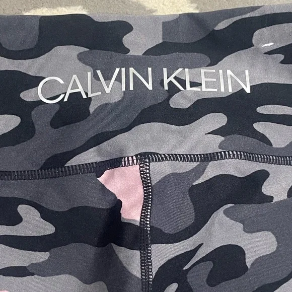CALVIN KLEIN Pink Gray & Black Camo Print Stretch Biker Shorts Yoga Gym Size S - Picture 7 of 9